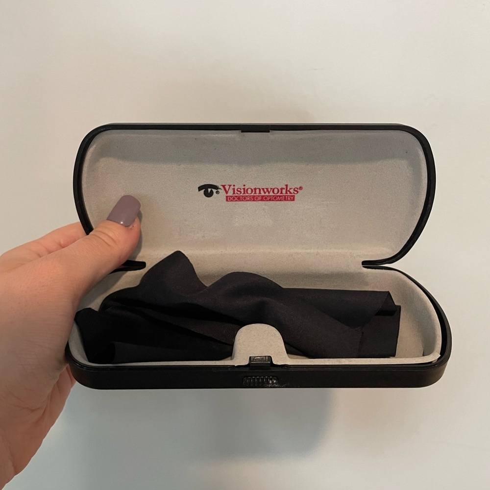 Glasses case with cleaning shammy!